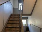 Treppenhaus zum OG und DG - Freistehendes Zweifamilienhaus in Kirchhörde-Selbst einziehen oder vermieten