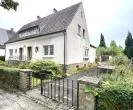 Außenansicht mit Zufahrt - Sanierungsbedürftige Doppelhaushälfte auf großem Grundstück in Dortmund-Brackel