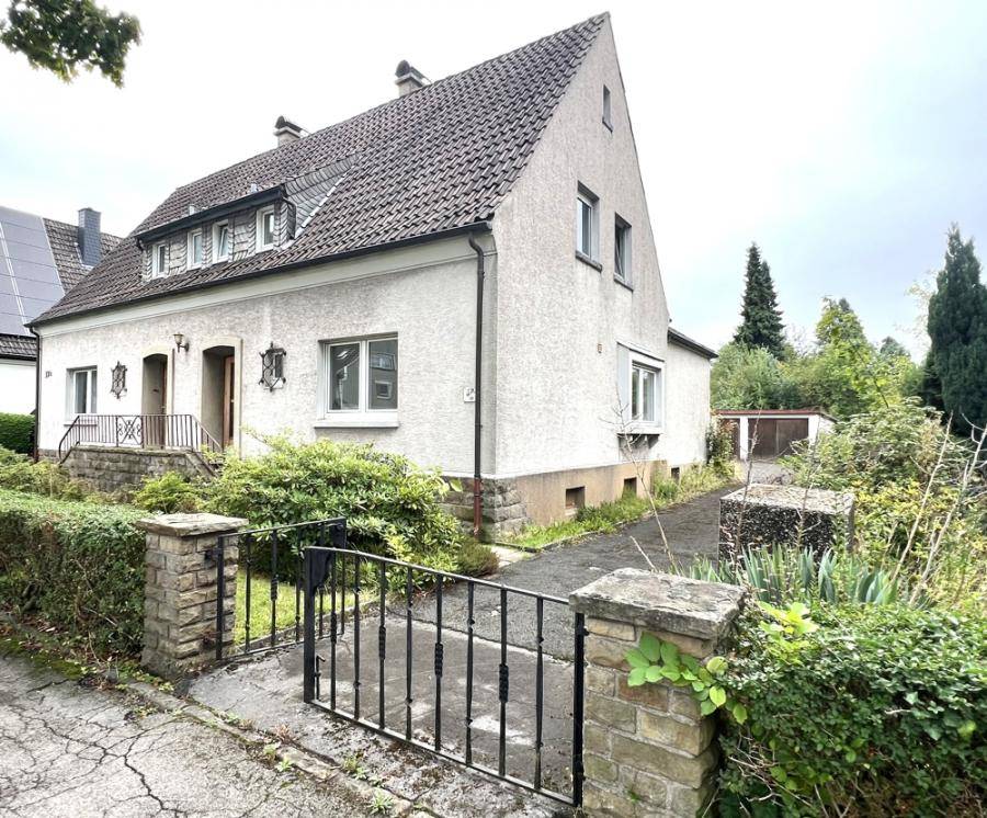 Sanierungsbedürftige Doppelhaushälfte auf großem Grundstück in Dortmund-Brackel, 44309 Dortmund / Brackel, Doppelhaushälfte