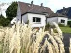 Gartenansicht - Sanierungsbedürftige Doppelhaushälfte auf großem Grundstück in Dortmund-Brackel