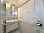 Gäste-WC EG rechtes Haus - Sanierungsbedürftige Doppelhaushälfte auf großem Grundstück in Dortmund-Brackel