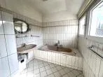 Badezimmer OG rechtes Haus - Sanierungsbedürftige Doppelhaushälfte auf großem Grundstück in Dortmund-Brackel