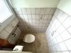 Gäste-WC OG rechtes Haus - Sanierungsbedürftige Doppelhaushälfte auf großem Grundstück in Dortmund-Brackel