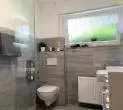 Badezimmer mit Dusche, Waschbecken und WC (EG) - Freistehendes 1-2 Familienhaus mit Garten und Weitblick in bester Lage von Gevelsberg