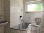 Freistehendes 1-2 Familienhaus mit Garten und Weitblick in bester Lage von Gevelsberg - Badezimmer 2 mit Badewanne, Waschbecken und WC (OG)