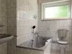 Badezimmer 2 mit Badewanne, Waschbecken und WC (OG) - Freistehendes 1-2 Familienhaus mit Garten und Weitblick in bester Lage von Gevelsberg