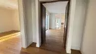 Flügeltür zur Bibliothek und Wohnbereich - Exklusive Erdgeschoßwohnung mit Tiefgarage und Personenaufzug im Stadtgartenviertel Hagen