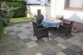 Terrasse - Renovierungsbedürftige Doppelhaushälfte mit Garten und Doppelgarage