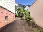 Weg in den Garten und zum Hauseingang - Renovierungsbedürftige Doppelhaushälfte mit Garten und Doppelgarage