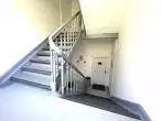 Treppenhaus - Sofort einziehen oder vermieten! Frisch renovierte 2-Zimmer ETW mit Weitblick, Balkon und Stellplatz