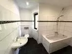 Badezimmer Whg. 5 3. OG - Sofort einziehen oder vermieten! Frisch renovierte 2-Zimmer ETW mit Weitblick, Balkon und Stellplatz
