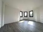 Wohnzimmer Whg. 5 3. OG - Sofort einziehen oder vermieten! Frisch renovierte 2-Zimmer ETW mit Weitblick, Balkon und Stellplatz