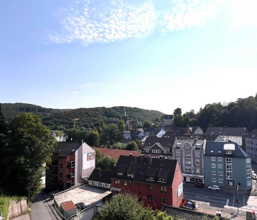 Sofort einziehen oder vermieten! Frisch renovierte 2-Zimmer ETW mit Weitblick, Balkon und Stellplatz, 58256 Ennepetal, Etagenwohnung