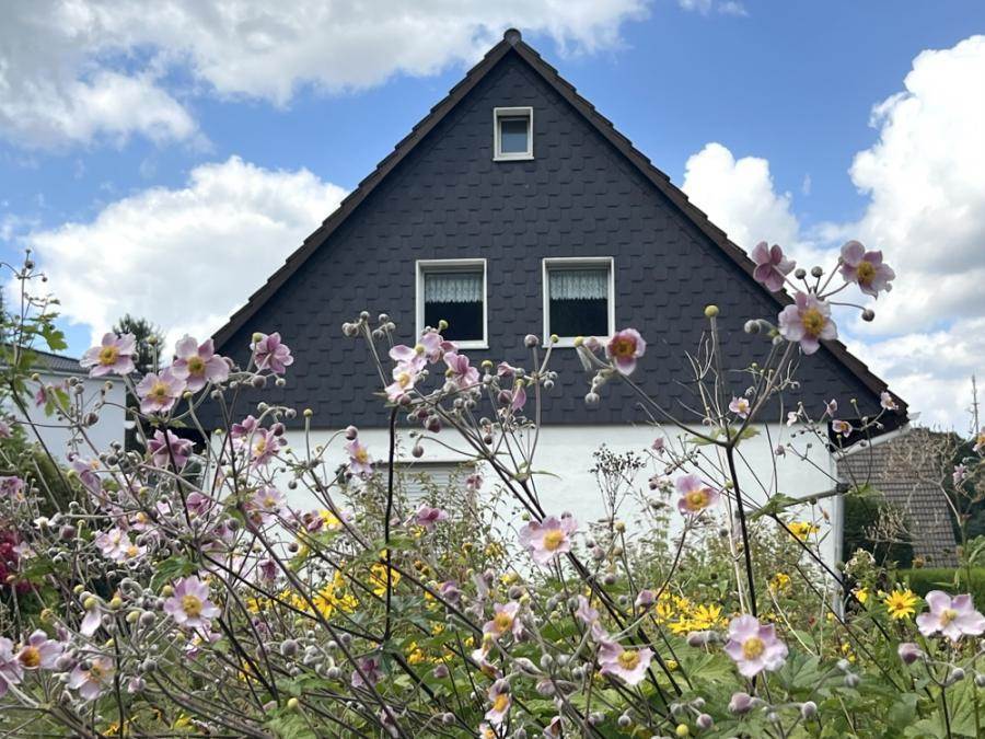 Idylle und Ruhe: Großes Gartenparadies mit Bestandshaus zur Sanierung., 58285 Gevelsberg, Einfamilienhaus