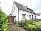 Außenansicht mit Garage und Stellplatz - Rarität in Dortmund: Doppelhaus auf ca. 2.500 m² Grundstück im beliebten Dortmunder Osten