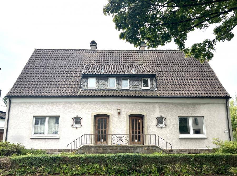 Rarität in Dortmund: Doppelhaus auf ca. 2.500 m² Grundstück im beliebten Dortmunder Osten, 44309 Dortmund / Brackel, Zweifamilienhaus